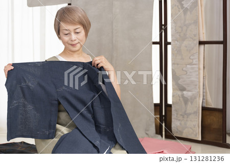 着物のお手入や整理をするシニア女性 131281236