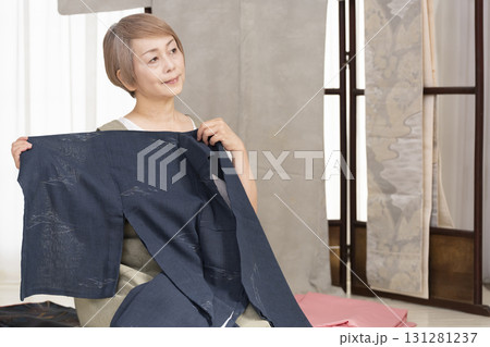 着物のお手入や整理をするシニア女性 131281237