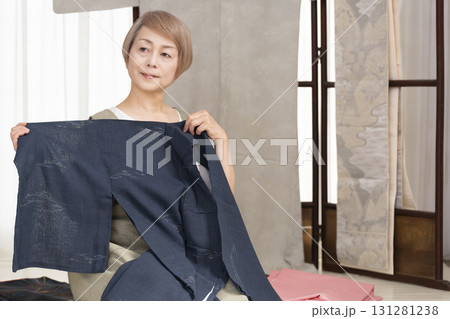 着物のお手入や整理をするシニア女性 着物のお手入や整理をするシニア女性 131281238