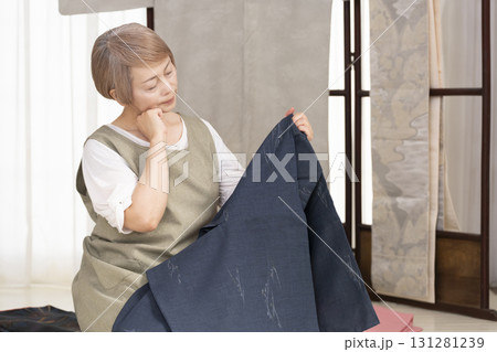 着物のお手入や整理をするシニア女性 着物のお手入や整理をするシニア女性 131281239