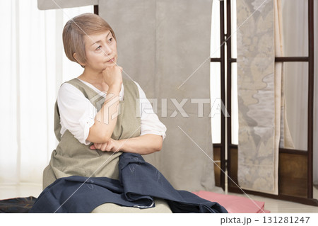 着物のお手入や整理をするシニア女性 131281247