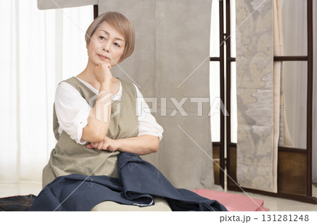 着物のお手入や整理をするシニア女性 131281248