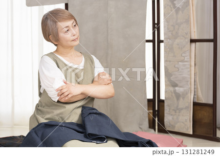 着物のお手入や整理をするシニア女性 着物のお手入や整理をするシニア女性 131281249