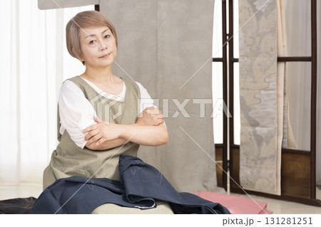 着物のお手入や整理をするシニア女性 131281251