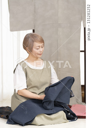 着物のお手入や整理をするシニア女性 着物のお手入や整理をするシニア女性 131281252