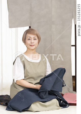 着物のお手入や整理をするシニア女性 着物のお手入や整理をするシニア女性 131281255
