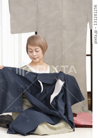 着物のお手入や整理をするシニア女性 着物のお手入や整理をするシニア女性 131281256