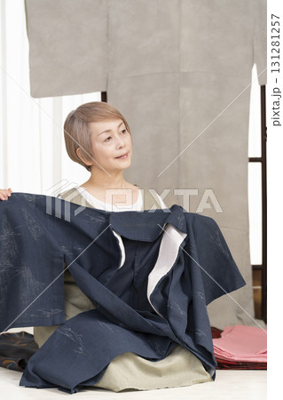 着物のお手入や整理をするシニア女性 着物のお手入や整理をするシニア女性 131281257