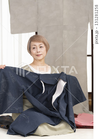 着物のお手入や整理をするシニア女性 着物のお手入や整理をするシニア女性 131281258