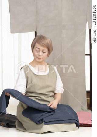 着物のお手入や整理をするシニア女性 着物のお手入や整理をするシニア女性 131281259