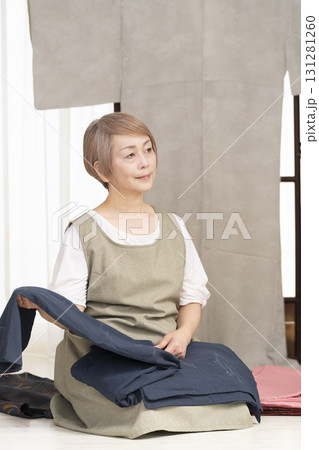 着物のお手入や整理をするシニア女性 着物のお手入や整理をするシニア女性 131281260