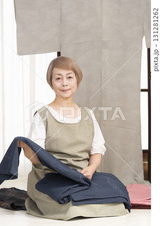 着物のお手入や整理をするシニア女性 着物のお手入や整理をするシニア女性 131281262