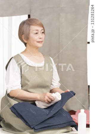 着物のお手入や整理をするシニア女性 131281264