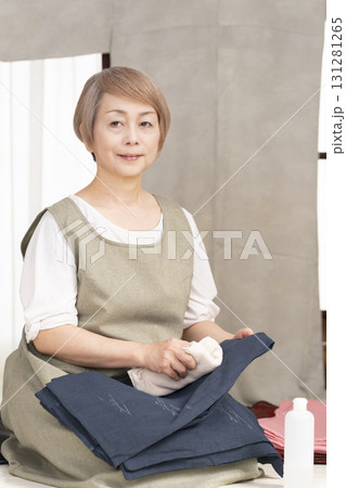 着物のお手入や整理をするシニア女性 着物のお手入や整理をするシニア女性 131281265
