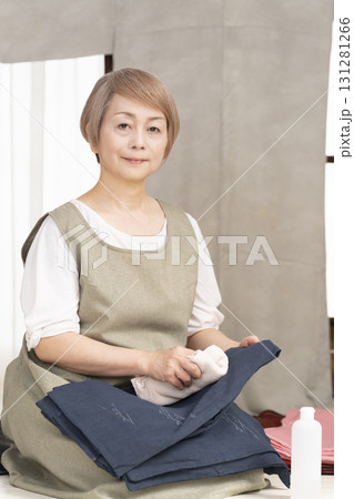 着物のお手入や整理をするシニア女性 131281266