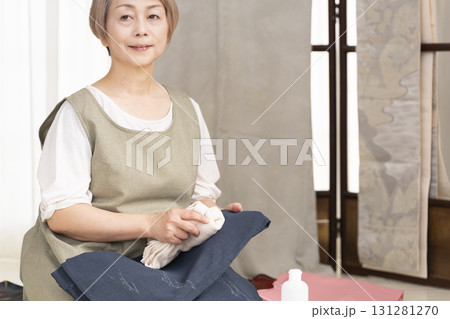 着物のお手入や整理をするシニア女性 131281270