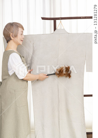 着物のお手入や整理をするシニア女性 131281279