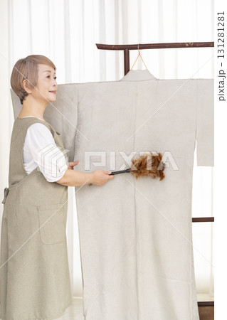 着物のお手入や整理をするシニア女性 131281281
