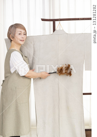 着物のお手入や整理をするシニア女性 着物のお手入や整理をするシニア女性 131281282