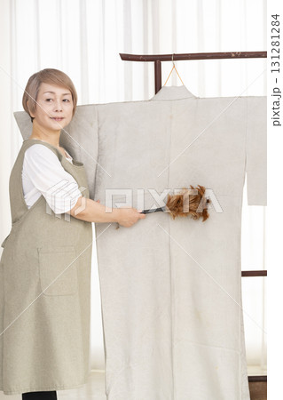着物のお手入や整理をするシニア女性 131281284