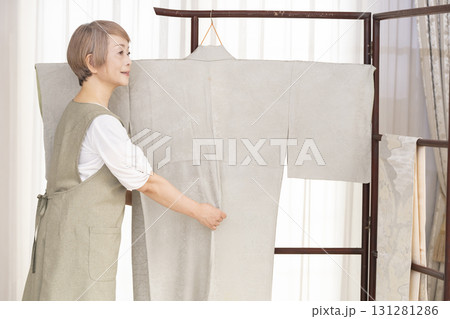 着物のお手入や整理をするシニア女性 着物のお手入や整理をするシニア女性 131281286