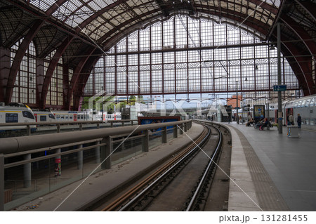 アントワープ中央駅,プラットホームとガラス屋根/アントワープ、ベルギー アントワープ中央駅,プラットホームとガラス屋根/アントワープ、ベルギー 131281455