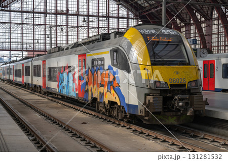 アントワープ中央駅　プラットホームと列車／アントワープ、ベルギー 131281532