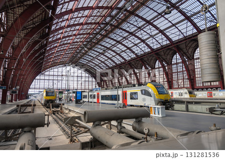 アントワープ中央駅　プラットホームと列車／アントワープ、ベルギー 131281536