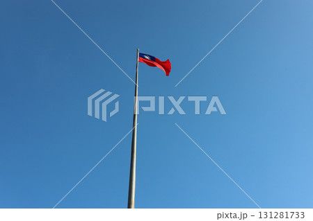 青空にはためく台湾国旗 131281733