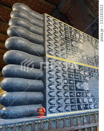 海外旅行でタイに行った時に出会い、心打たれた仏像の足裏 131281822