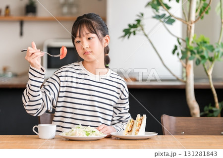 野菜嫌い,好き嫌い,トマトが食べられない小学生の女の子,子供 131281843