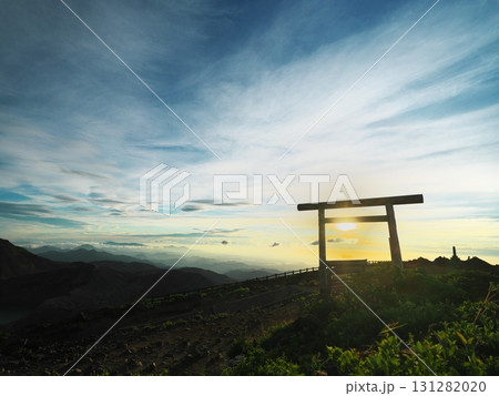 夏の蔵王刈田嶺神社の鳥居越しに日の出を望む 131282020
