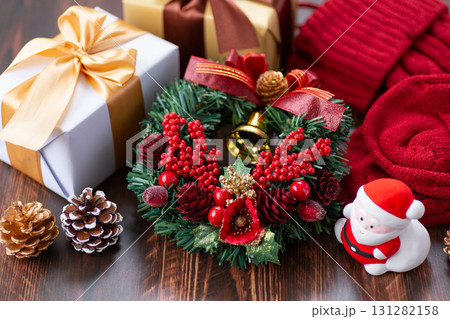 クリスマスリースとプレゼント 131282158