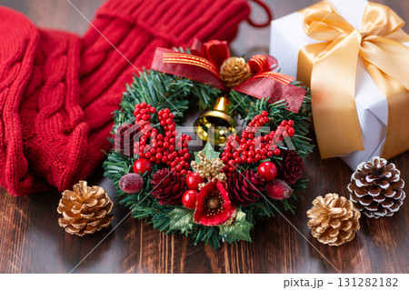 クリスマスリースとプレゼント クリスマスリースとプレゼント 131282182