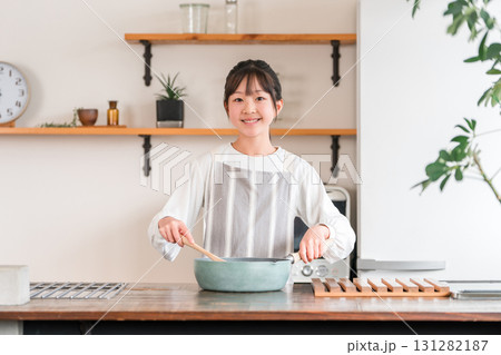 家のキッチンで料理を作る子供(小学生・中学生・高校生・女の子) 家のキッチンで料理を作る子供(小学生・中学生・高校生・女の子) 131282187