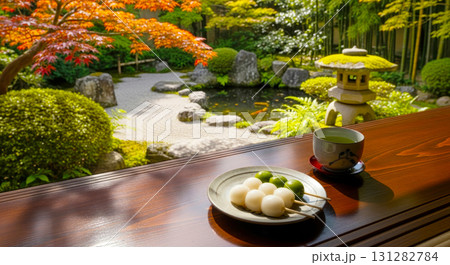 お団子と紅葉の日本庭園 131282784