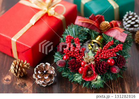 クリスマスリースとプレゼント クリスマスリースとプレゼント 131282816