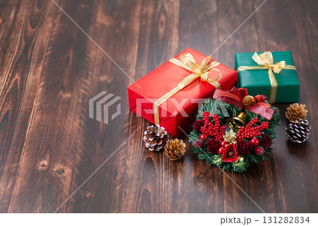 クリスマスリースとプレゼント クリスマスリースとプレゼント 131282834