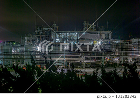 緑に包まれた工場夜景 緑に包まれた工場夜景 131282842