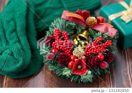 クリスマスリースとプレゼントと靴下 クリスマスリースとプレゼントと靴下 131282850