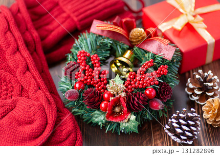 クリスマスリースとプレゼントと靴下 131282896