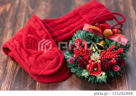 クリスマスリースと靴下 131282898