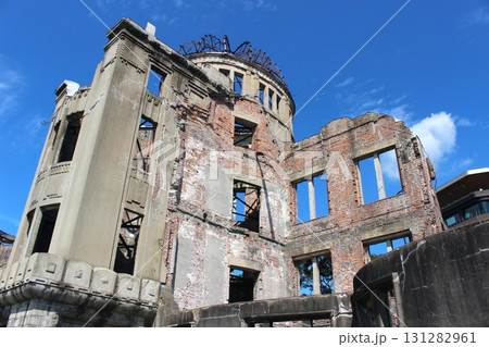 青空にたたずむ原爆ドーム 131282961