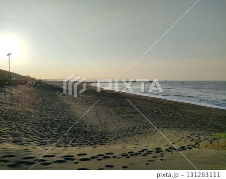 美しい砂浜と青い海 131283111