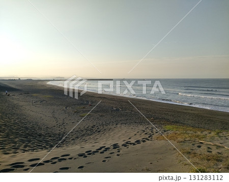 美しい砂浜と青い海 131283112