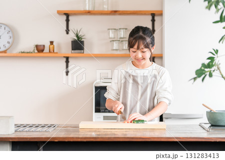 家のキッチンで料理を作る子供（小学生・中学生・高校生・女の子） 131283413