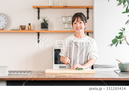 家のキッチンで料理を作る子供(小学生・中学生・高校生・女の子) 家のキッチンで料理を作る子供(小学生・中学生・高校生・女の子) 131283414