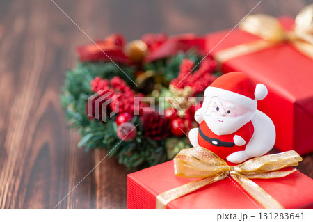 サンタクロースとプレゼント 131283641