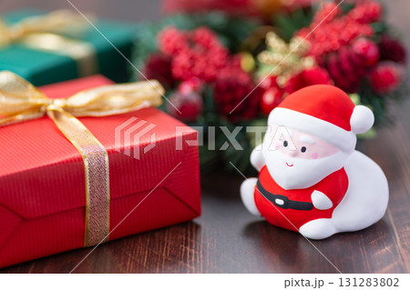 サンタクロースとプレゼント 131283802