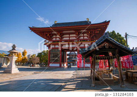Sanmon gate of Shitennoji temple with autumn leaf, Osaka Sanmon gate of Shitennoji temple with autumn leaf, Osaka 131284103